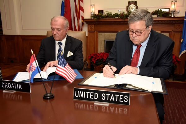 Croatia’s Minister of Justice Dražen Bošnjaković and U.S. Attorney General William P. Barr signing bilateral agreements 