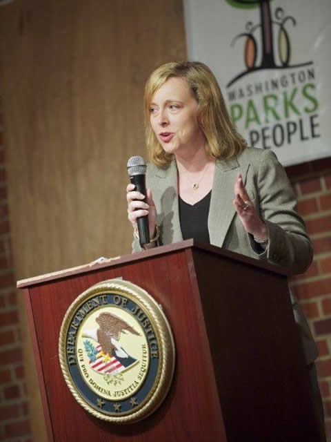Lisa A. Hayes, of the American Constitution Society of Law and Policy, speaking to volunteers.