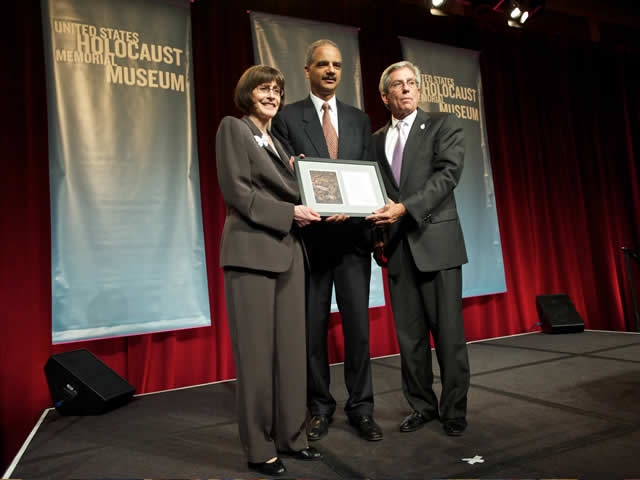 The Attorney General accepts a plaque of thanks from Holocaust Museum executives