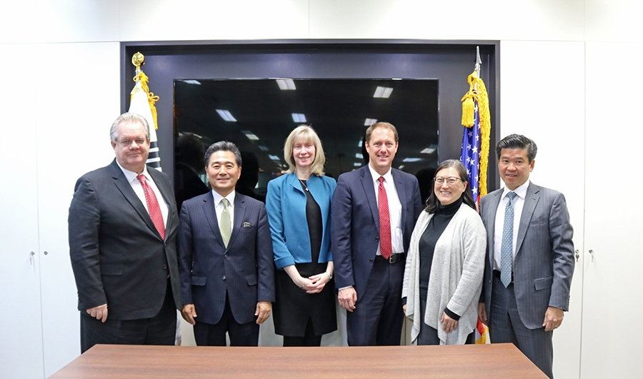 L-R: Jeffrey Jones, Chairman of the Board of Governors, AmCham in Korea; Inbom Choi, Senior Advisor, Lee International IP &amp; Law Group; International Section Chief Lynda Marshall; Deputy Assistant Attorney General Roger Alford; Julianna (Jules) Kim, U.S. Embassy, Seoul; James Kim, Chairman and CEO, AmCham in Korea