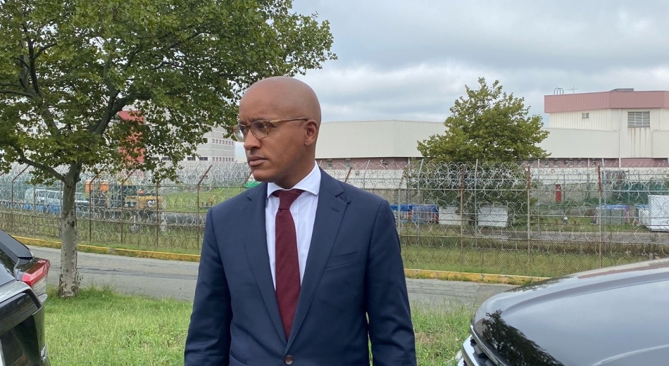 U.S. Attorney Damian Williams outside Rikers Island Correctional Facility