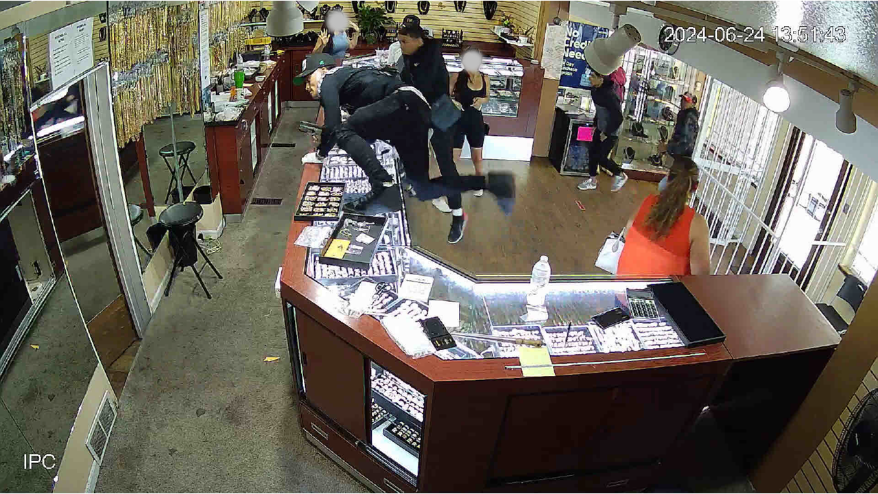 Men robbing jewelry store