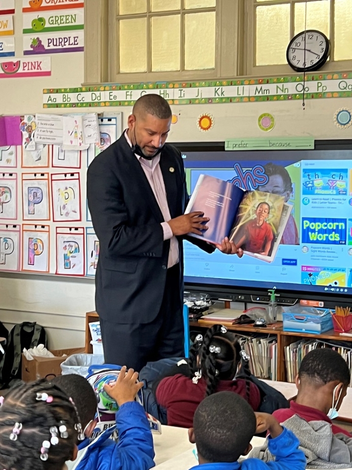 USA Ronald C. Gathe, Jr. reads to second graders
